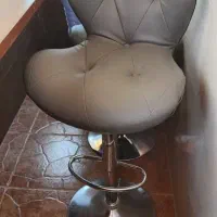 دو عدد صندلی اپن (کانتر) جک‌دار