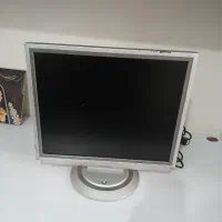 یه عدد کیس و مانیتور و کیبورد