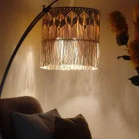 دو عدد آباژور کنار سالنی و یک ساعت ایستاده