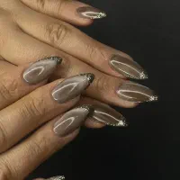نیازمند ناخن کار حرفه ای در سالن پرمشتری