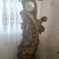 ساعت چوبی طلایی ایستاده