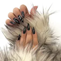 آموزش تخصصی و ارائه کاشت ناخن