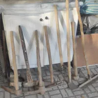 چکش و بیل و‌کلنگ