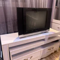 تلویزیون صفحه تخت سامسونگ همراه میز ام دی اف