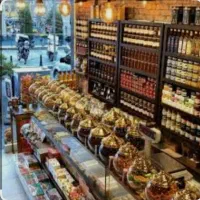یک همکار فروشنده برای مغازه عطاری
