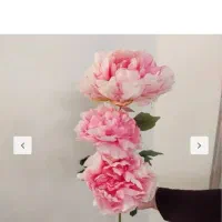 گل مصنوعی بزرگ‌ با گلدان