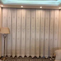 پرده بسیار نو‌و تمیز