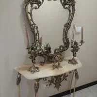 آینه و شمعدان و میز کنسول و ساعت