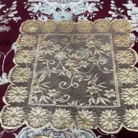 رو میزی یا رو پشتی و دانتل داخل سینی