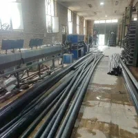کارگر ساده در کارخانه لوله و گرانول