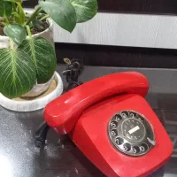 تلفن رومیزی نوستالژیک (الو‌گذشته)