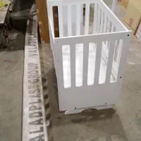 تخت کنار مادر