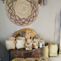 گلدان حصیری و ظروف چوبی