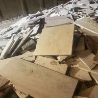 تکه های سنگ مناسب  کف حیاط