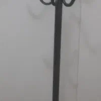 جا لباسی ایستاده
