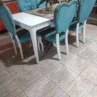 میز و صندلی غذاخوری تمیز در حد نو