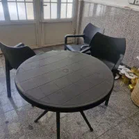 یک عدد میز با سه صندلی