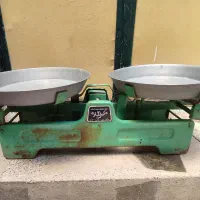 ترازو قدیمی همراه با وزنه