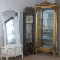 بوفه.ساعت ایستاده .اینه وکنسول .پرده وکتیبه