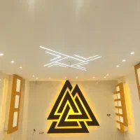 نقاش نقاشی ساختمان و درب و پنجره