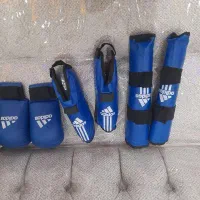 دست کش و رو پایی کاراته به همراه لباس و کمر بند
