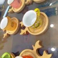 فنجان قهوه خوری و شش عدد زیر فنجانی چوبی