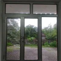 پنجره آلومنیومی نقره‌ای با نوار زیتونی
