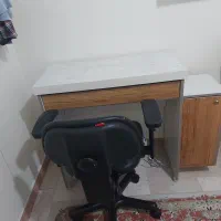 میز تحریر و کامپیوتر