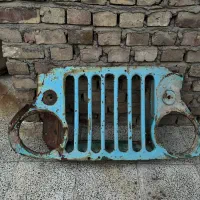 جلو پنجره ای جیپ چهار سیلندر قدیمی
