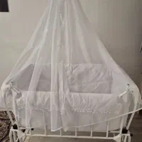 گهواره کنار تخت مادر