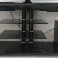 میز تلویزیون شیشه ای مشکی در حد نو بودن خط و خش