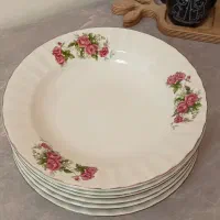 خوشت خوری گل سرخ و ظرف های قدیمی
