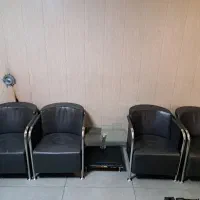 چهار عدد صندلی اداری با یک میز عسلی