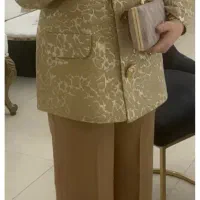 مانتو طلایی. و کت شلوار مشکی راه راه