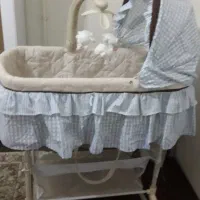 گهواره کنار تخت