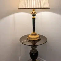 آباژور به همراه میز کنار سالنی