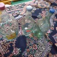 سه بطری شیشه‌ای