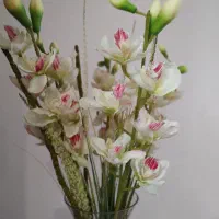گل مصنویی . گلدان