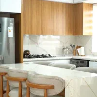 کابینت سفید و طرح چوب با جزیره دلنشین