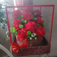 گل مصنوعی داخل جعبه شیشه ای