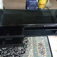 یک عدد میز تلویزیون شیشه ای و چوب