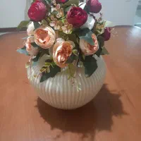 دوعدد دکوری و سه دسته گل با گلدان
