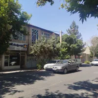 منزل-مسکونی-بر-خیابان-اوحدی-با-دو-مغازه