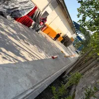 به دو نیروی کار نیازمندیم