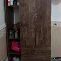 یک عدد کمد،جاکفشی.ویک مبل ۳نفره با میز
