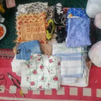 تعدادی لباس پوشاک، و5متر پارچه ساتن ابریشمی