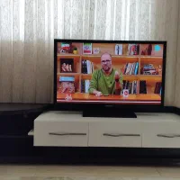 تلوزیون با میز در حد نو