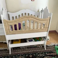 گهواره و تخت کنار مادر