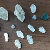 تعدادی سنگ جواهر فروشی
