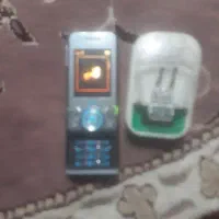گوشی همراه با شارژر